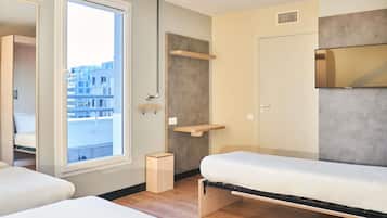 Bureau, chambres insonorisées, fer et planche à repasser