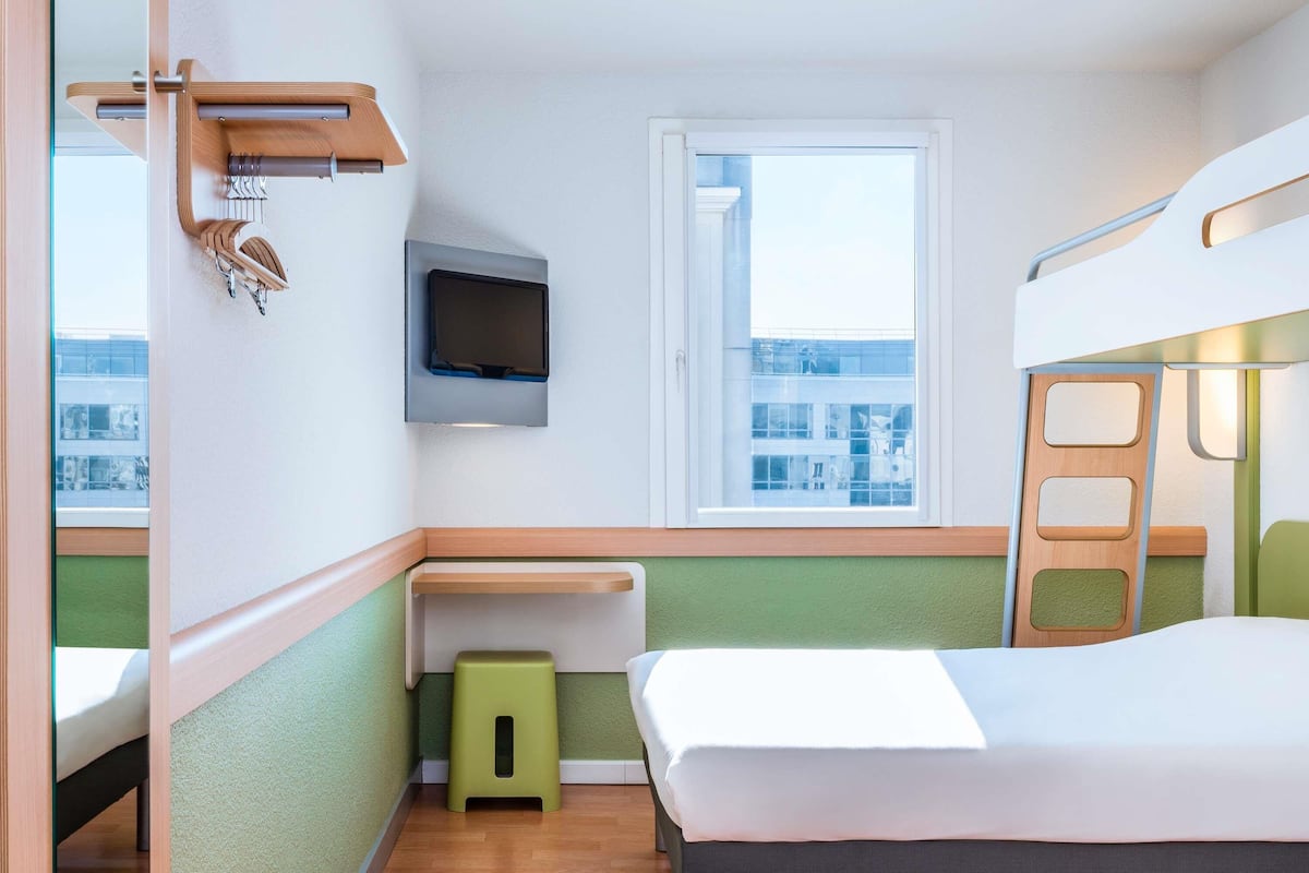 Kamer, meerdere bedden | Een bureau, geluiddichte muren, een strijkplank/strijkijzer