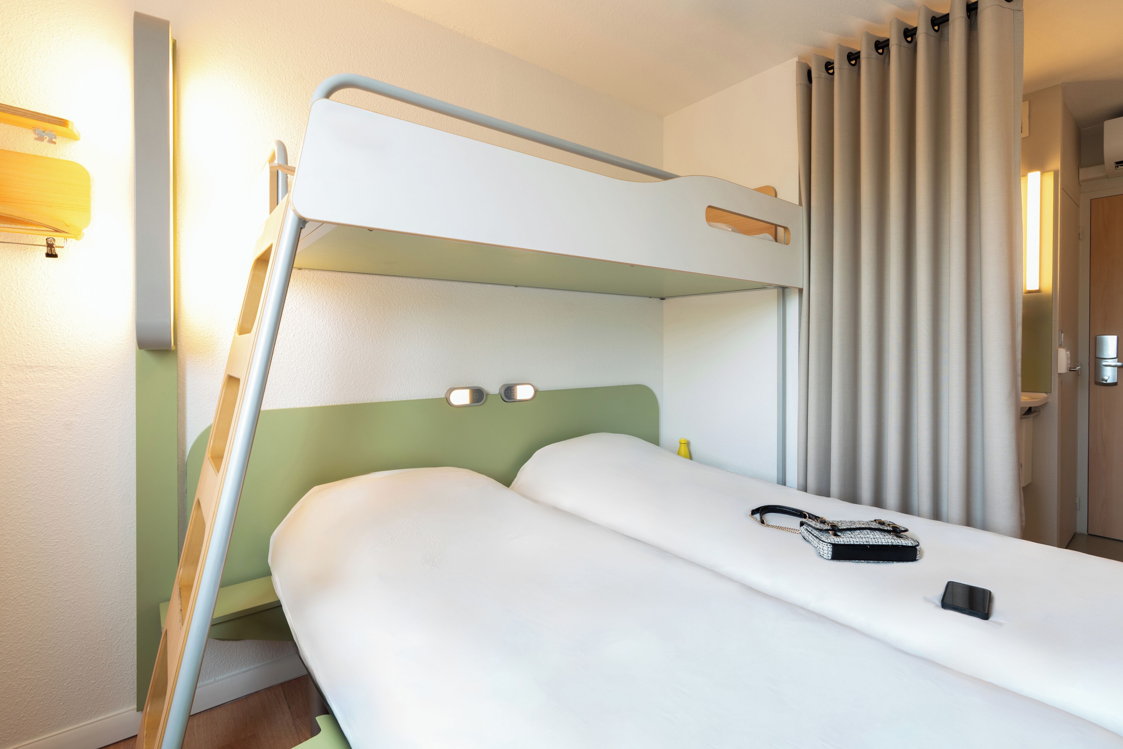 Bureau, rideaux occultants, chambres insonorisées, Wi-Fi gratuit