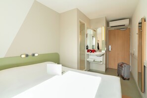 Desk, blackout curtains, soundproofing, free WiFi - ibis budget Tours Nord (Tours)
