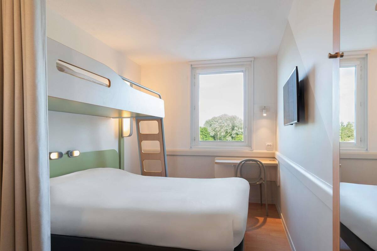 Double Room, Multiple Beds | Desk, blackout drapes, soundproofing, WiFi (free)