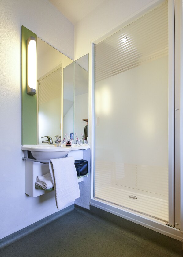 Shower, eco-friendly toiletries, hair dryer, towels - ibis budget Tours Nord (Tours)