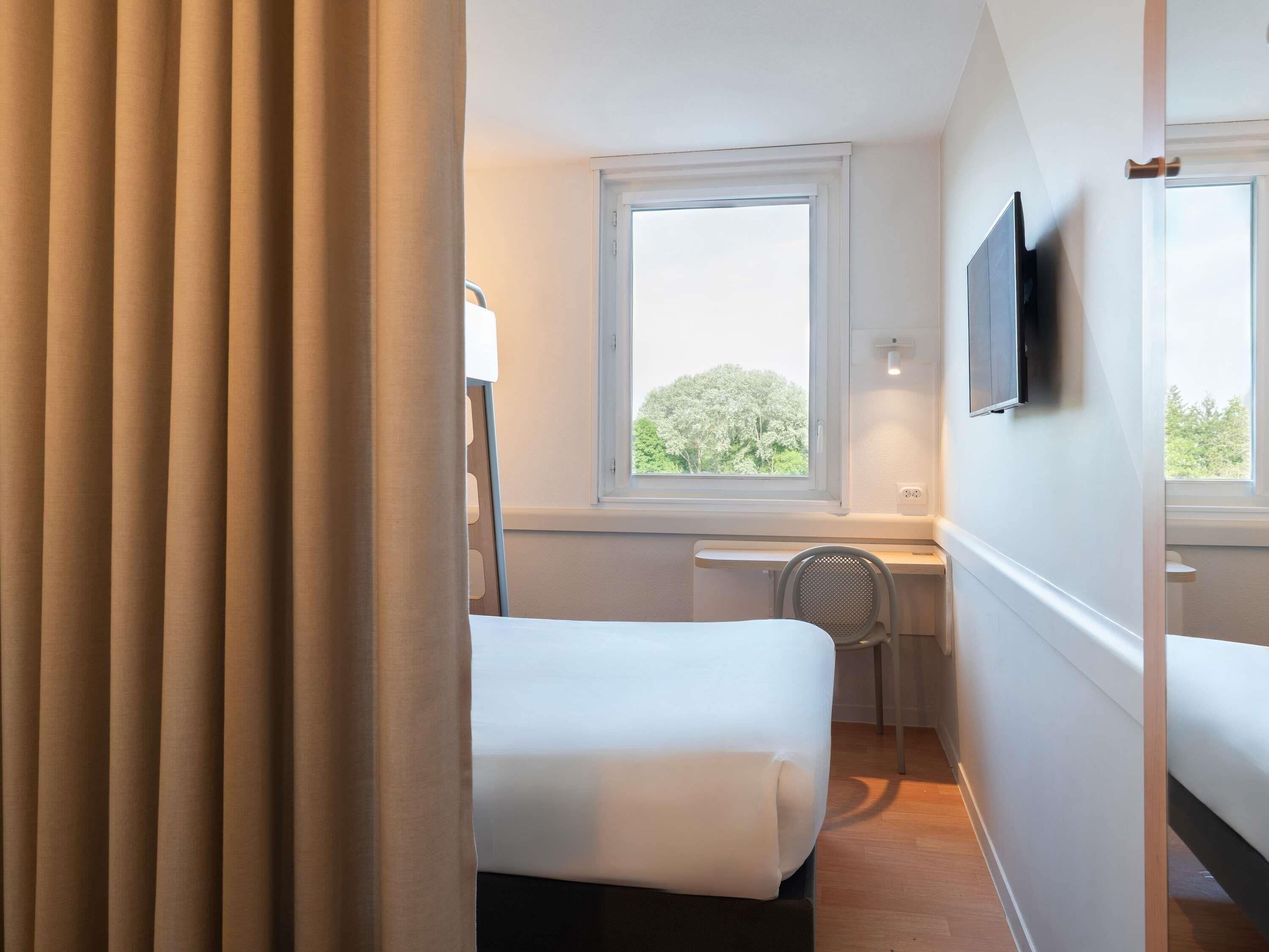 Desk, blackout curtains, soundproofing, free WiFi