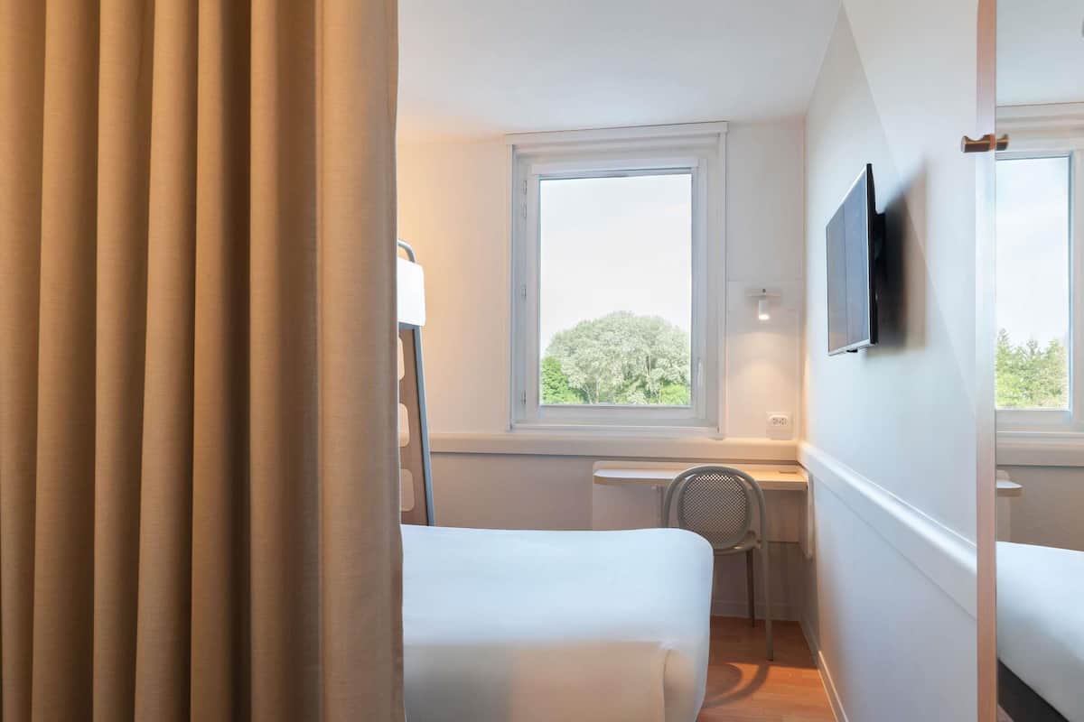 Bureau, rideaux occultants, chambres insonorisées, Wi-Fi gratuit