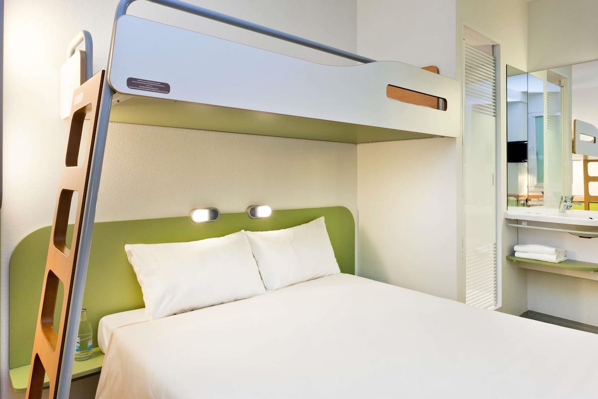 Double Room, Multiple Beds | Desk, blackout drapes, soundproofing, free WiFi