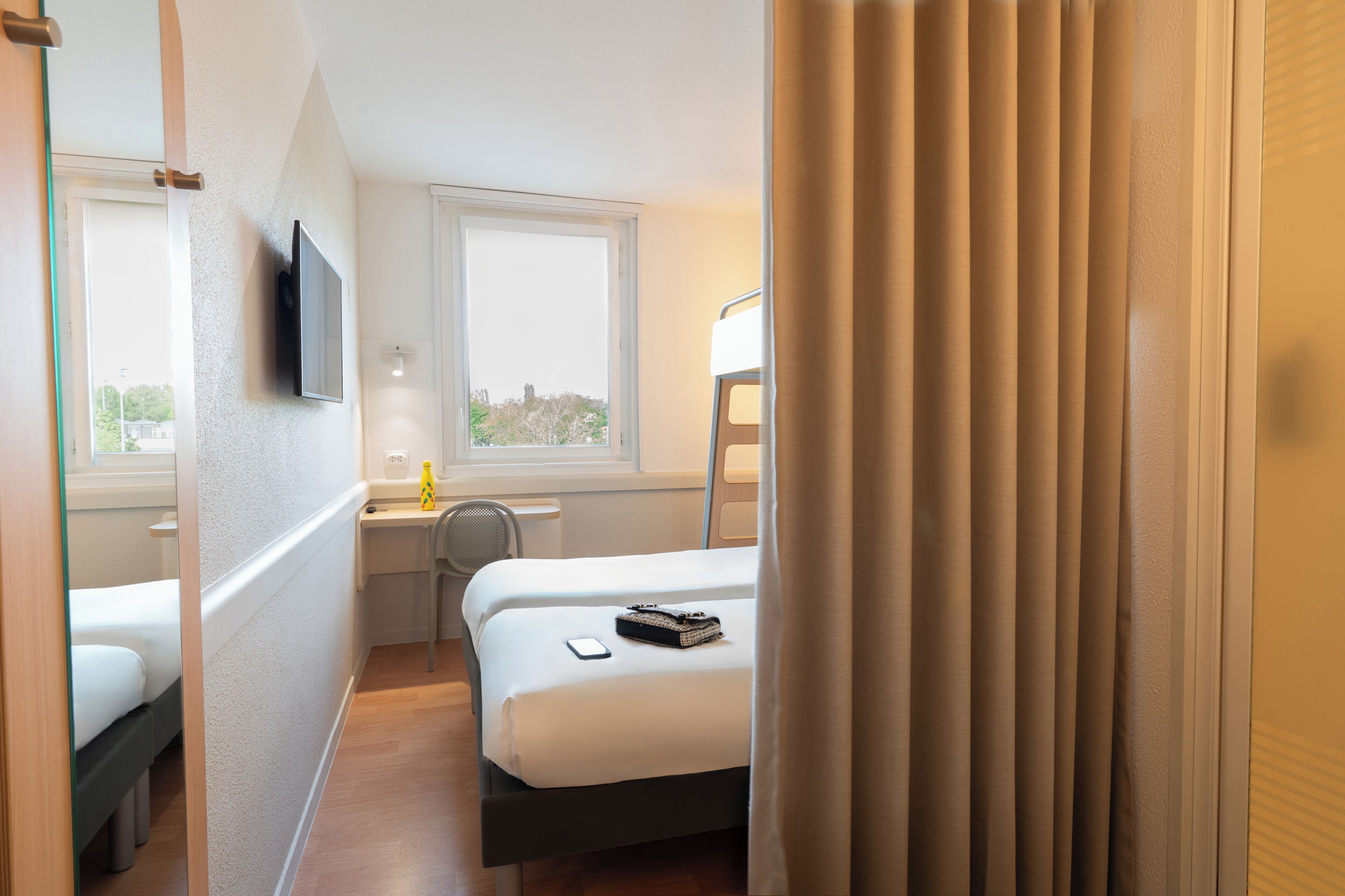 Kamer, Meerdere bedden | Een bureau, verduisterende gordijnen, geluiddichte muren, gratis wifi