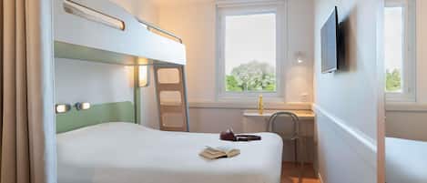 Double Room, Multiple Beds | Desk, blackout drapes, soundproofing, free WiFi
