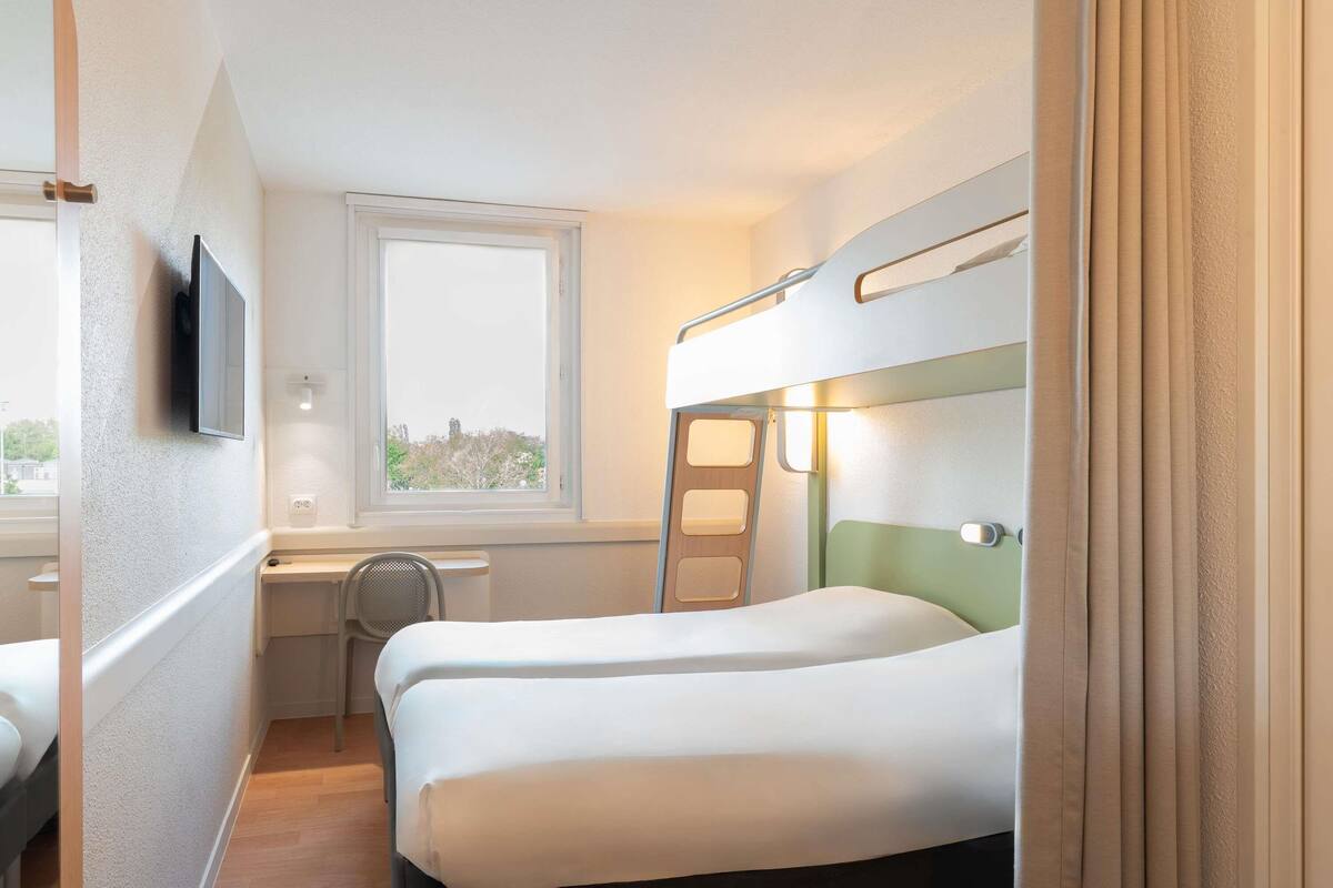 Room, Multiple Beds | Desk, blackout drapes, soundproofing, WiFi (free)