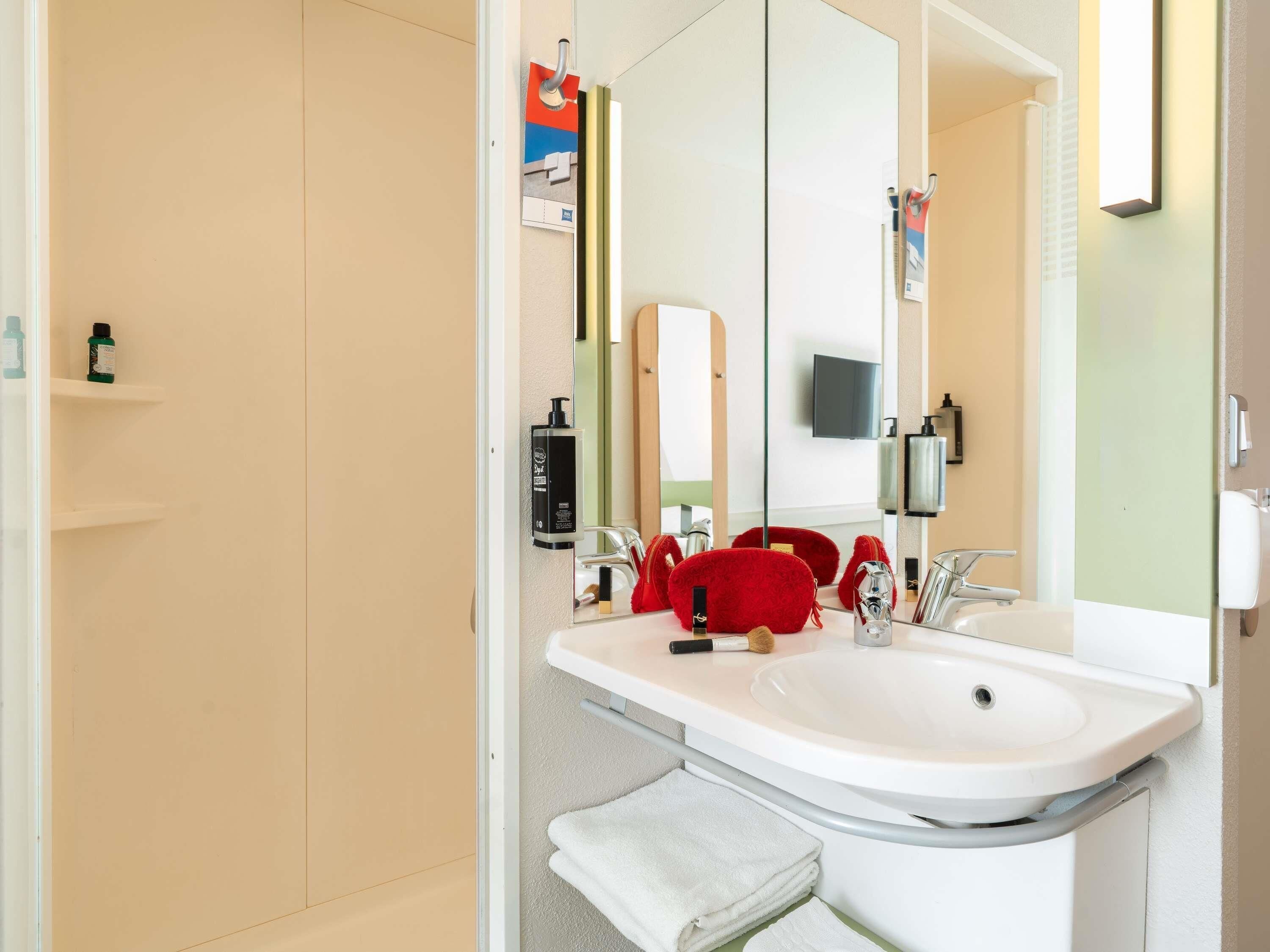 Double Room | Bathroom | Shower, eco-friendly toiletries, hair dryer, towels