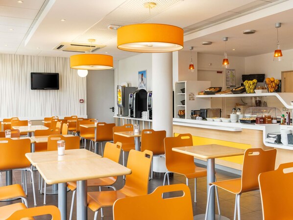 Petit déjeuner complet (9.9 EUR par personne)