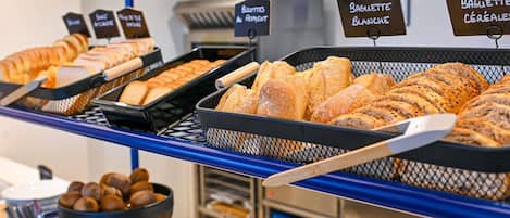 Daily full breakfast (EUR 9.9 per person)