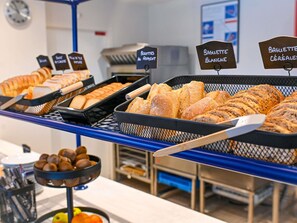 Daily full breakfast (EUR 9.9 per person) - ibis budget Tours Nord (Tours)