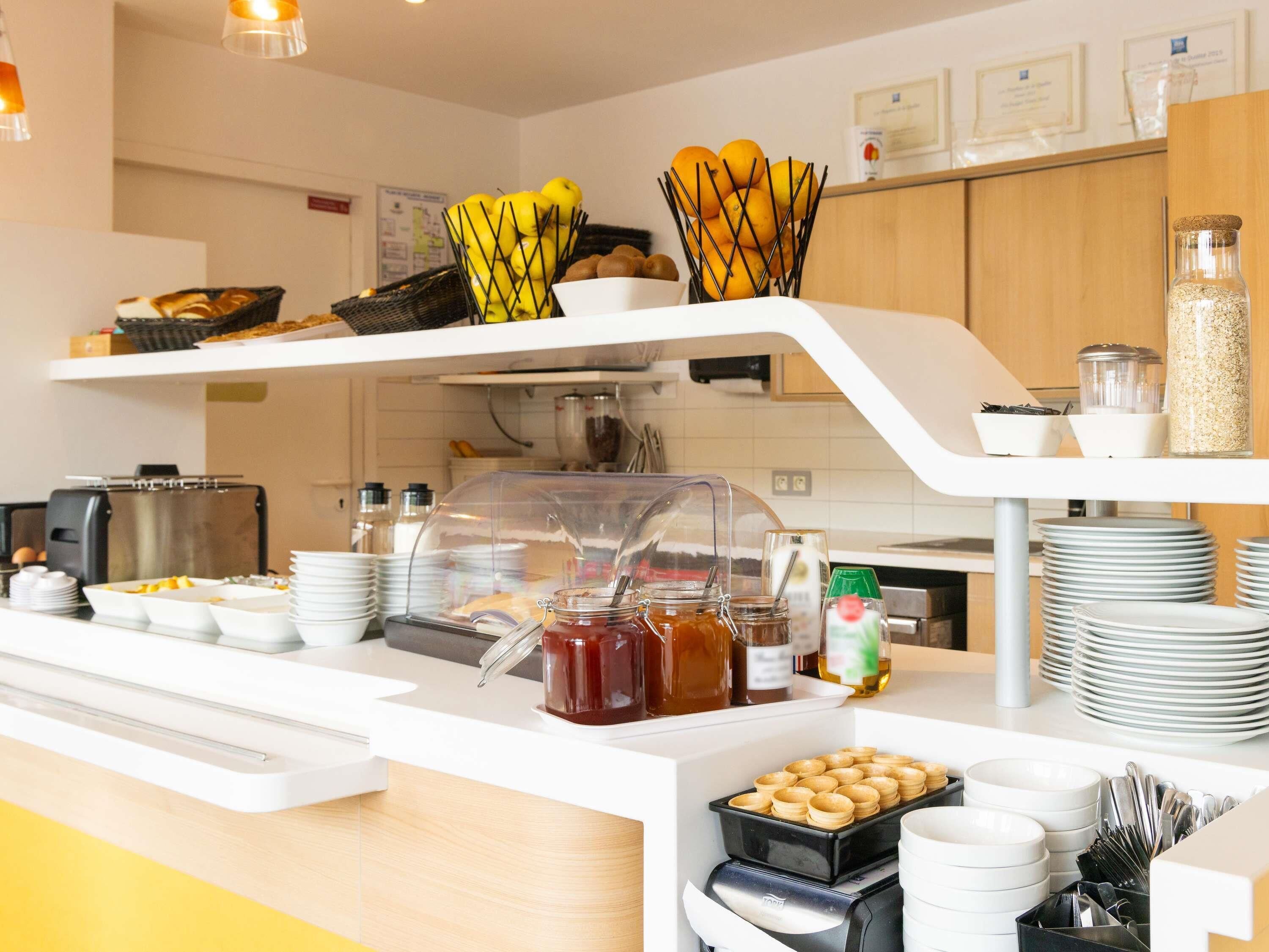 每日供應全套早餐 (每人 EUR9.9)