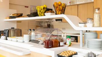 Desayuno completo todos los días (EUR 9.9 por persona)