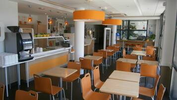 TĂ€gliches groĂes FrĂŒhstĂŒck (9.9 EUR pro Person)