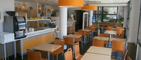 Daily full breakfast (EUR 9.9 per person)