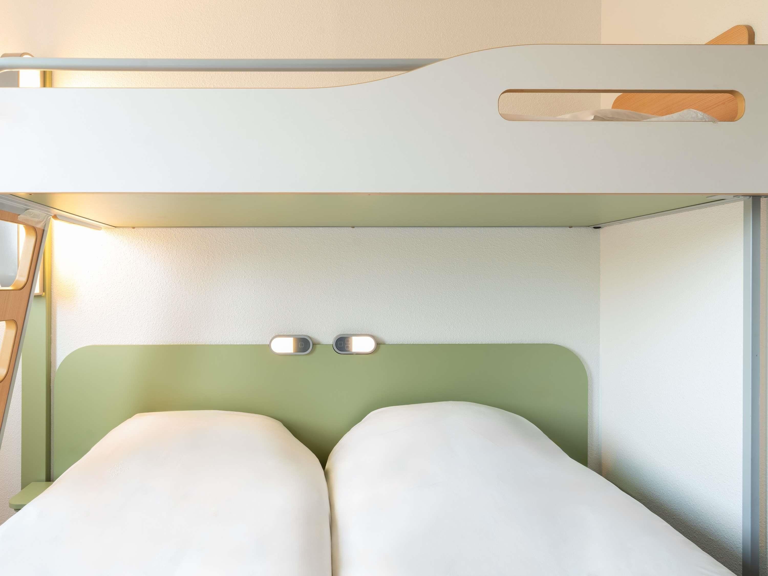 Kamer, Meerdere bedden | Een bureau, verduisterende gordijnen, geluiddichte muren, gratis wifi
