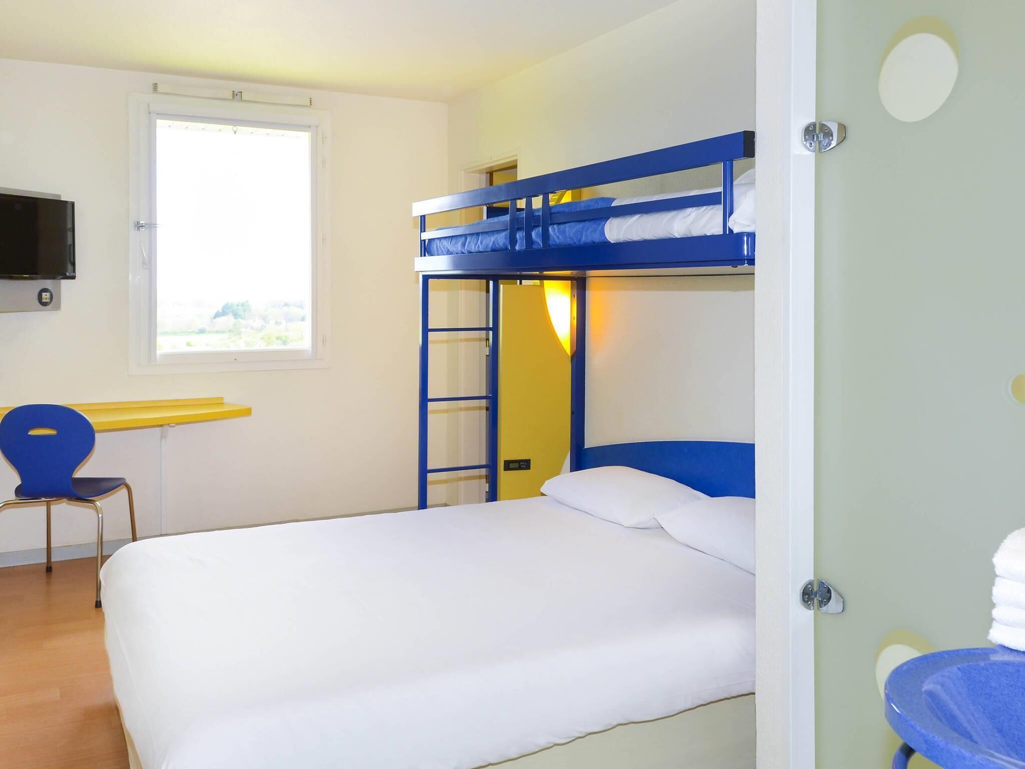 Familienzimmer, 2 Doppelbetten | Schreibtisch, schallisolierte Zimmer, kostenlose Babybetten
