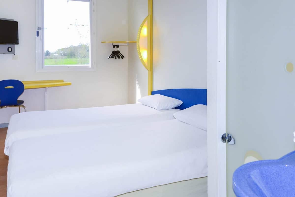 triple room, multiple beds | desk, soundproofing, free cots/infant beds, travel cot