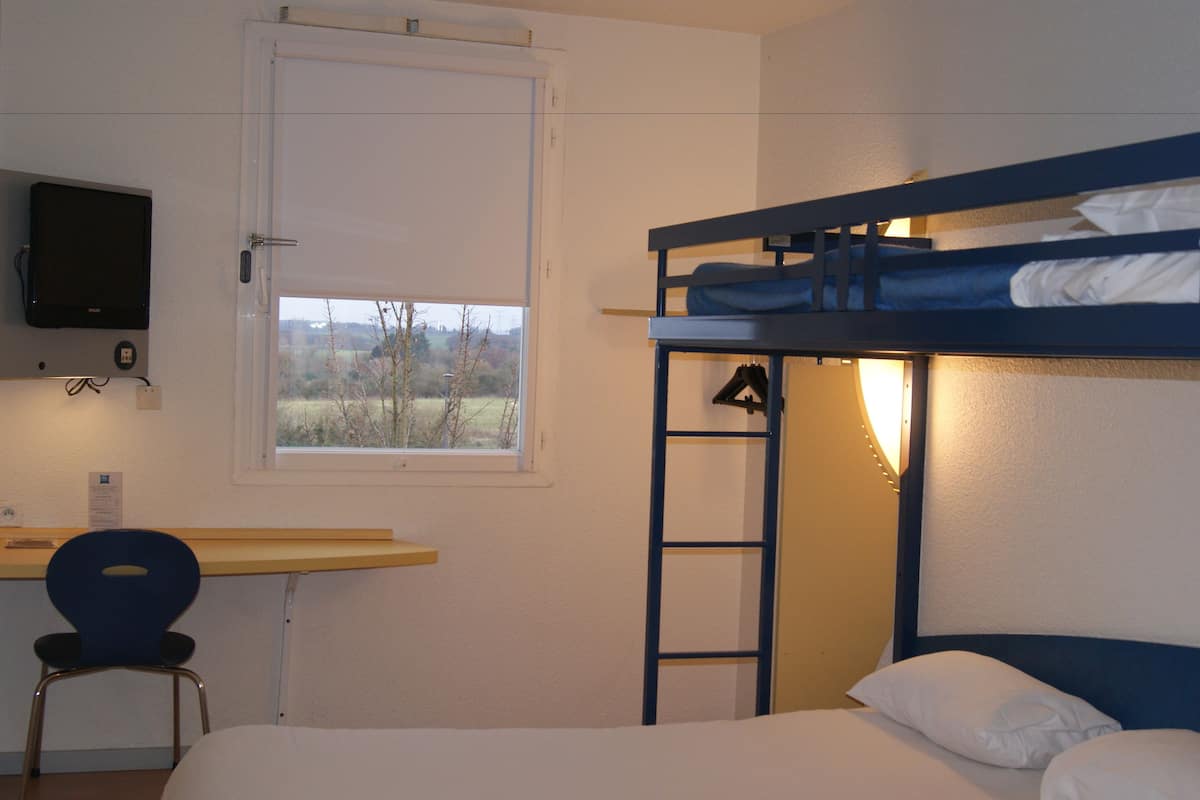 triple room, multiple beds | desk, soundproofing, free cots/infant beds, travel cot