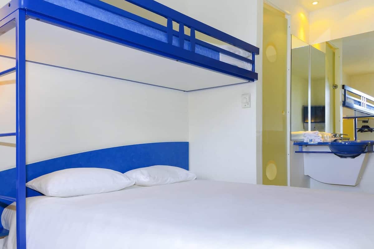 triple room, multiple beds | desk, soundproofing, free cots/infant beds, travel cot