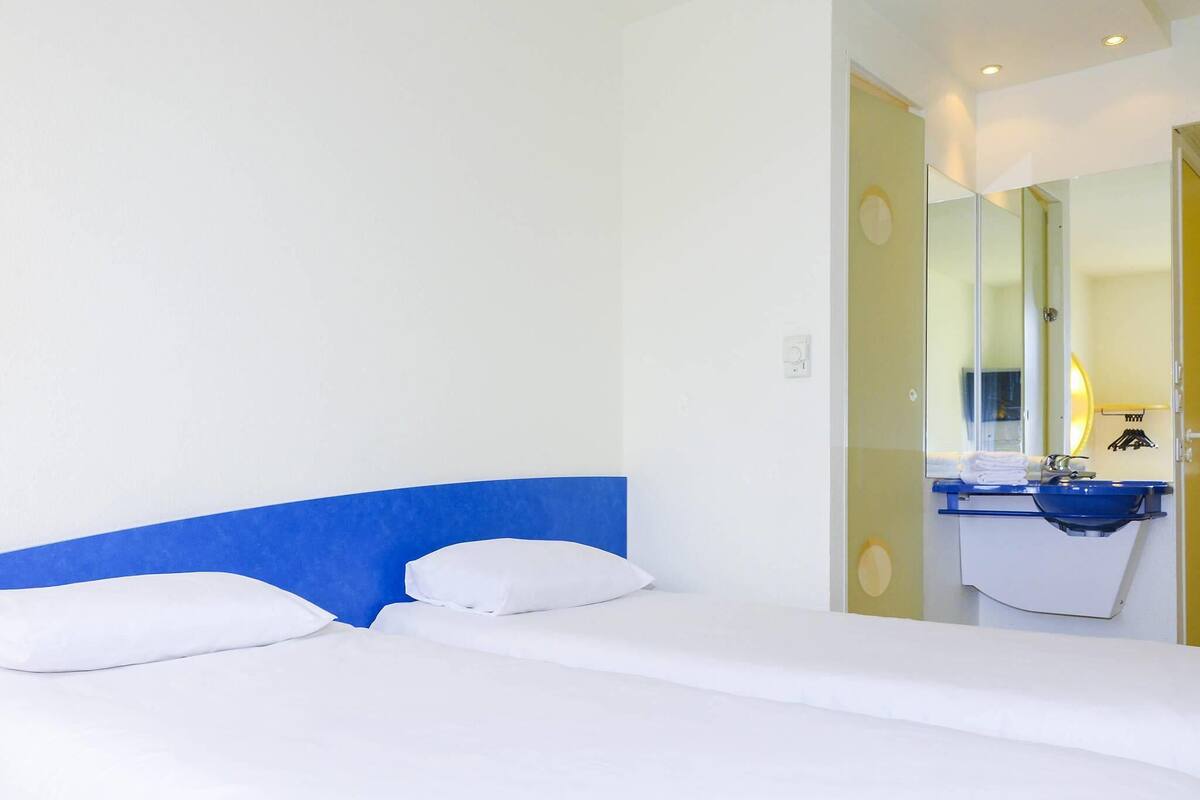 twin room, 2 single beds | desk, soundproofing, free cots/infant beds, travel cot