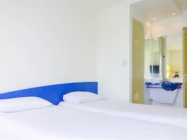 Twin Room, 2 Twin Beds | Desk, soundproofing, free cribs/infant beds, travel crib