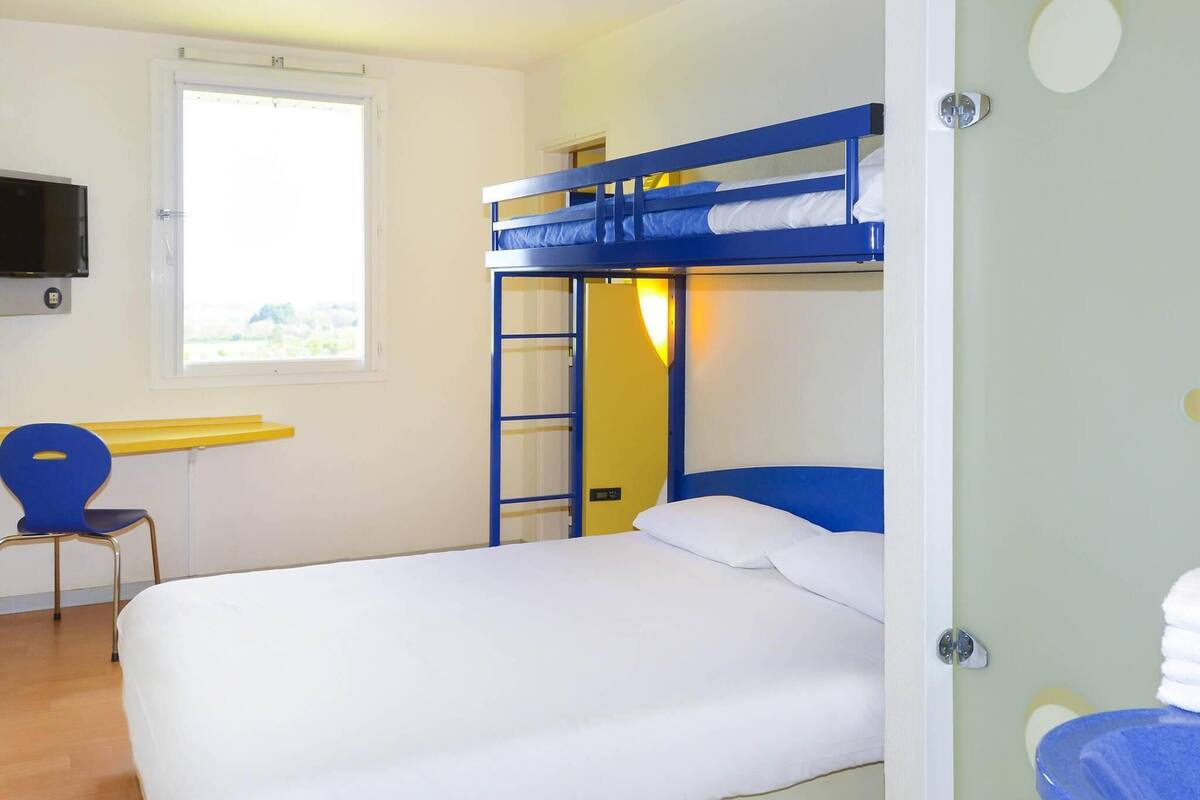 desk, soundproofing, free cots/infant beds, travel cot