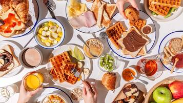 Päivittäinen buffetaamiainen (8.9 EUR per henkilö)