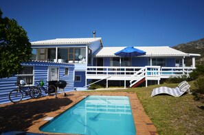 Outdoor pool, pool umbrellas, sun loungers - The Mermaids Tail (Pringle Bay)