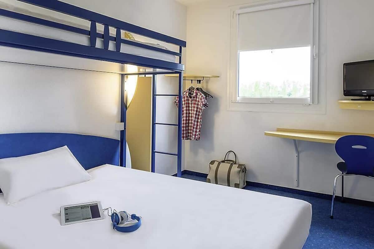 Dreibettzimmer, Mehrere Betten | Zimmersafe, Schreibtisch, schallisolierte Zimmer, Bügeleisen/Bügelbrett