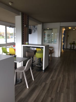 Café da manhã com buffet todos os dias (EUR 6.60 por pessoa)