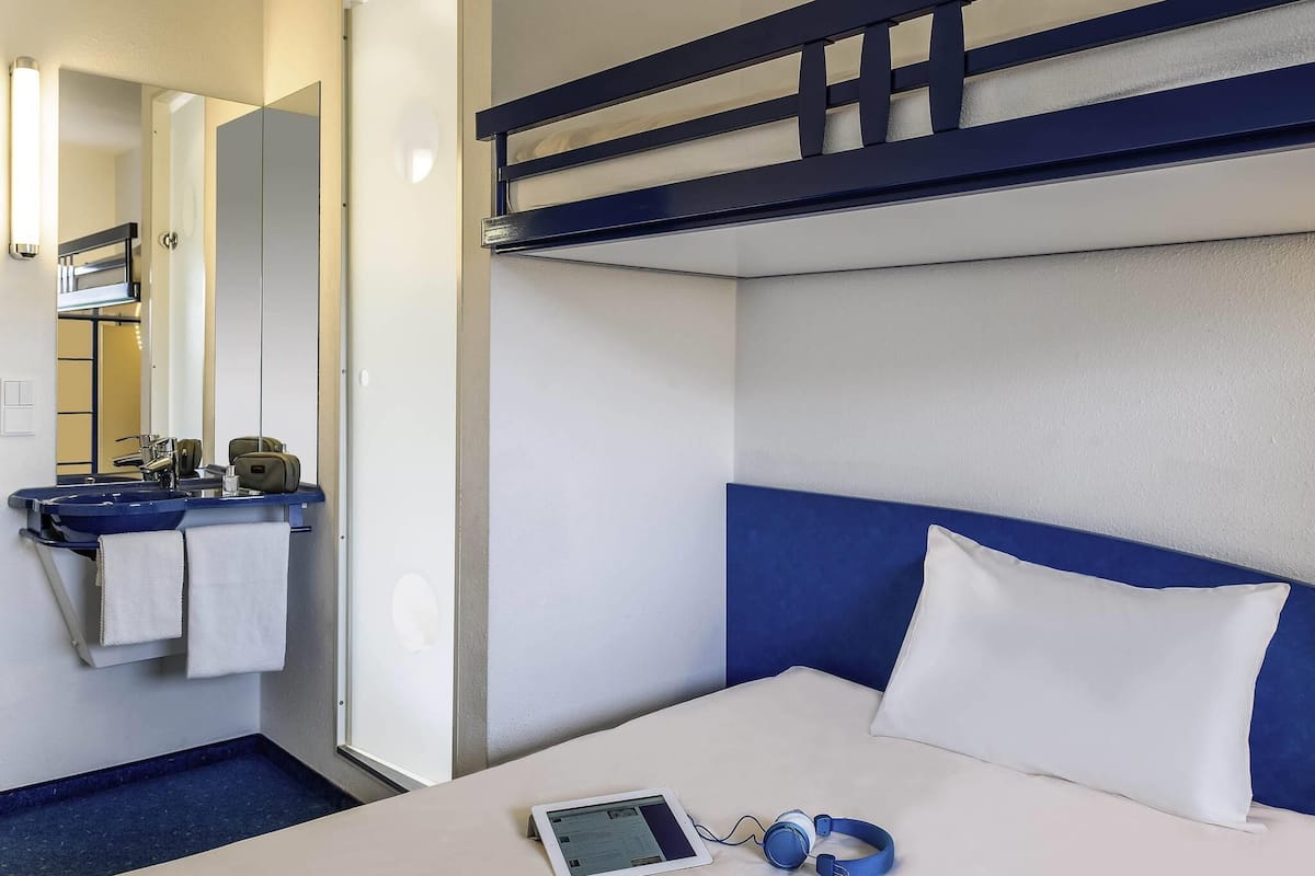 Habitació triple, diversos llits | Caixa forta a l'habitació, escriptori i habitacions insonoritzades