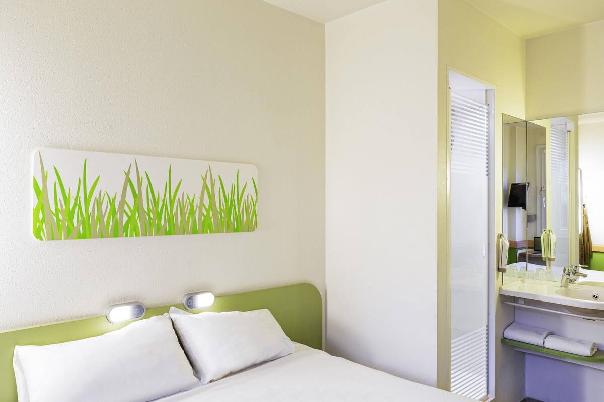 double room | desk, laptop workspace, blackout curtains, soundproofing