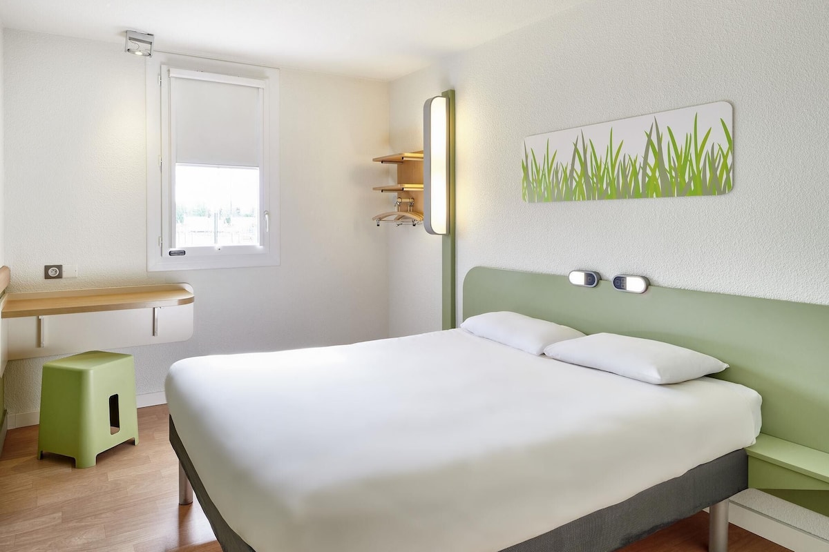 Double Room | Desk, laptop workspace, blackout curtains, soundproofing