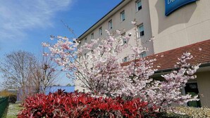 A building with a sign reading "ibis budget" and a clear blue sky. - ibis budget Bergerac (Bergerac)