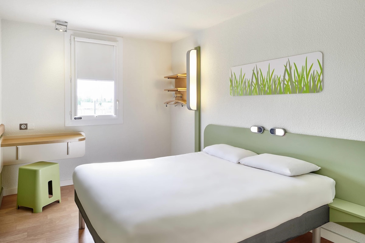 Quarto casal | Escrivaninha, espaço de trabalho para notebook, cortinas blackout