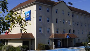 A hotel with a sign reading "Ibis Budget Hotel." - ibis budget Bergerac (Bergerac)
