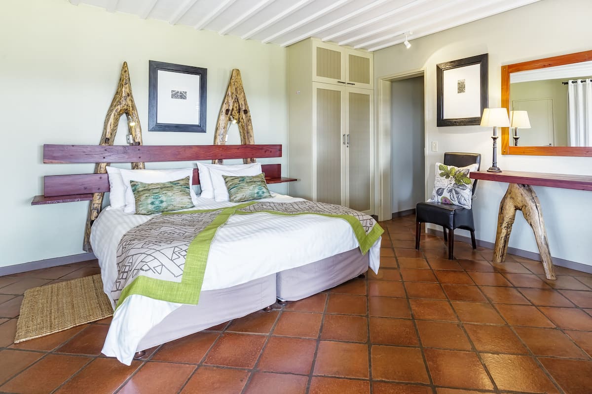 Decoración personalizada, muebles diferentes y ropa de cama