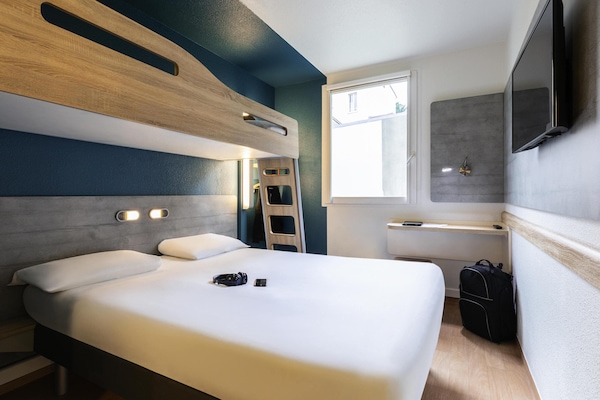 Habitación, varias camas | Escritorio, wifi gratis, ropa de cama y accesible en silla de ruedas