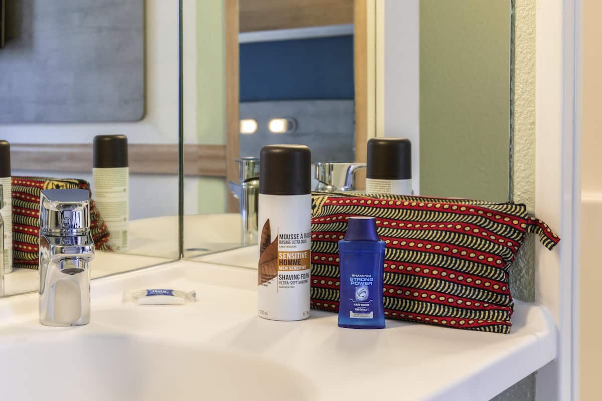 desk, free wifi, bed sheets, wheelchair access