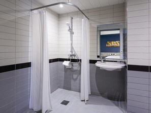 Shower, eco-friendly toiletries, towels - ibis budget Meudon Paris Ouest (Meudon)