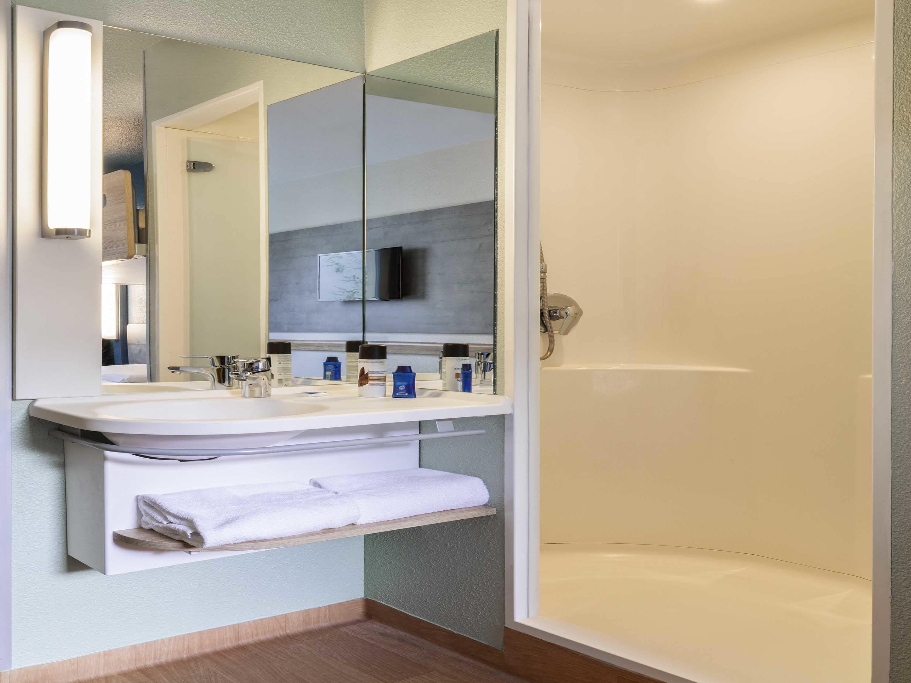 Habitación, 1 cama matrimonial, con acceso para personas discapacitadas | Escritorio, wifi gratis, ropa de cama y acceso para silla de ruedas 