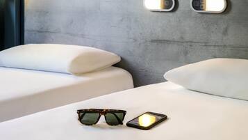 Camera con 2 letti singoli, 2 letti singoli | Una scrivania, Wi-Fi gratuito, lenzuola, accesso in sedia a rotelle