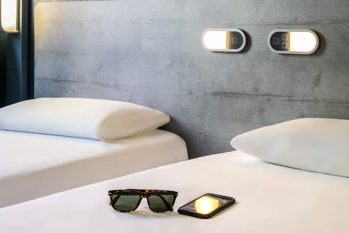 desk, free wifi, bed sheets, wheelchair access