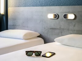 Habitación con 2 camas individuales, 2 camas individuales | Escritorio, wifi gratis, ropa de cama y accesible en silla de ruedas