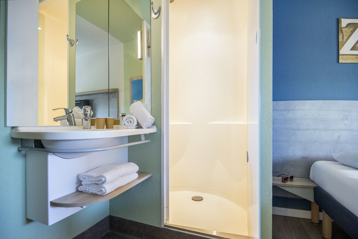 double room | desk, free wifi, bed sheets, wheelchair access