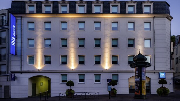 A hotel with a modern facade, multiple windows, and a prominent 'ibis budget' sign. - ibis budget Meudon Paris Ouest (Meudon)