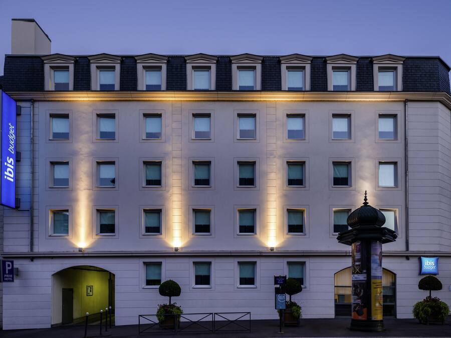 Majoituspaikan julkisivu illalla/yöllä