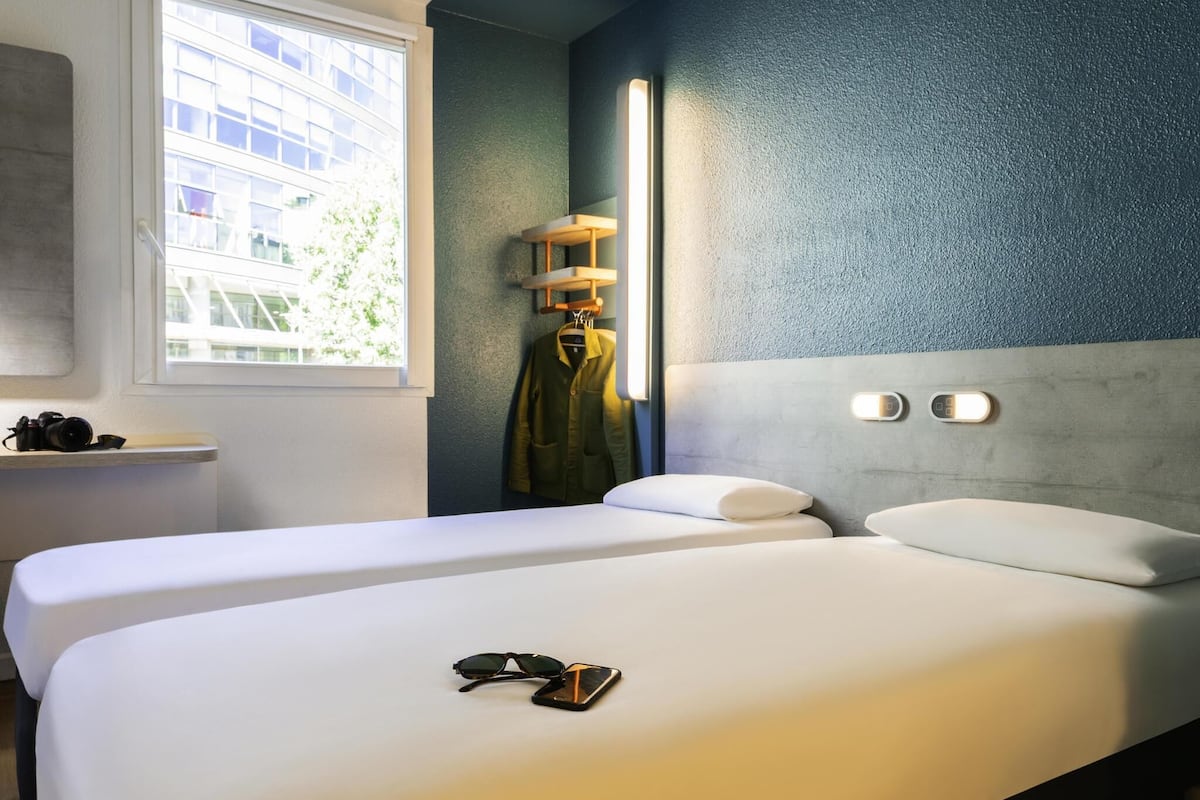 Chambre avec lits jumeaux, 2 lits une place | Bureau, Wi-Fi gratuit, draps fournis